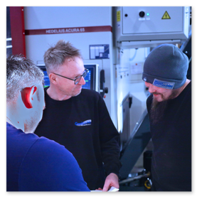 Christoph Gasbichler bei der Besprechung mit Angestellten.