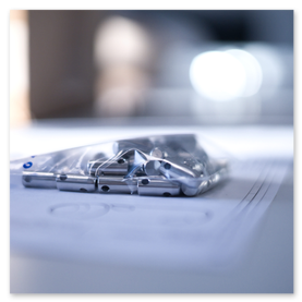 Nahaufnahme von CNC Fräseteilen auf einem Tisch.