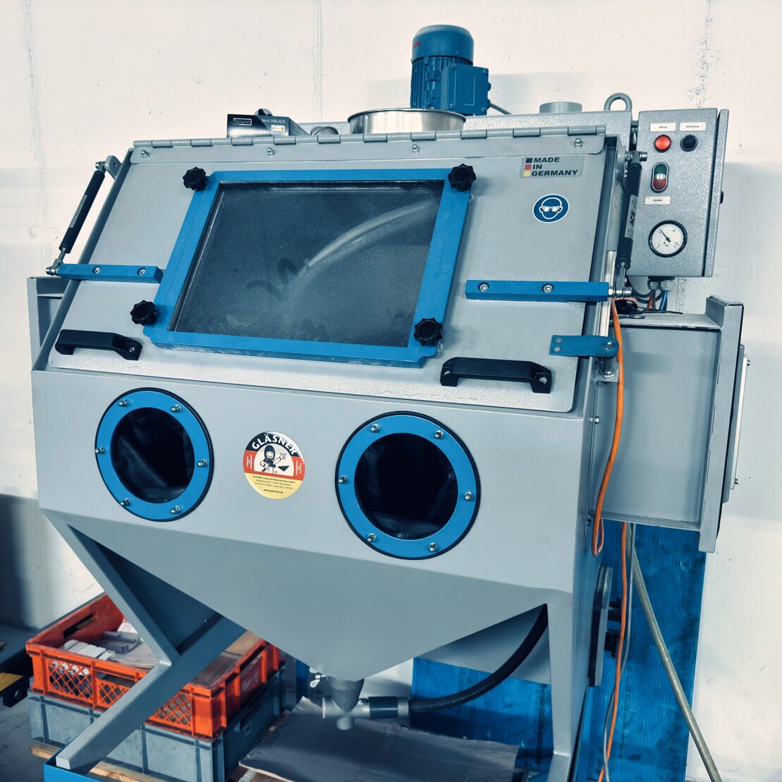 Schleifprozess auf Metalloberfläche