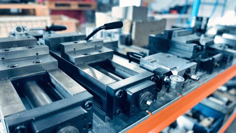 Moderner CNC-Fräsbereich mit Bearbeitungszentrum